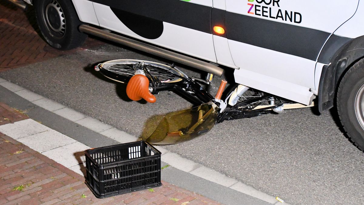 Fietser komt onder taxibus terecht in Middelburg, chauffeur mogelijk onder invloed