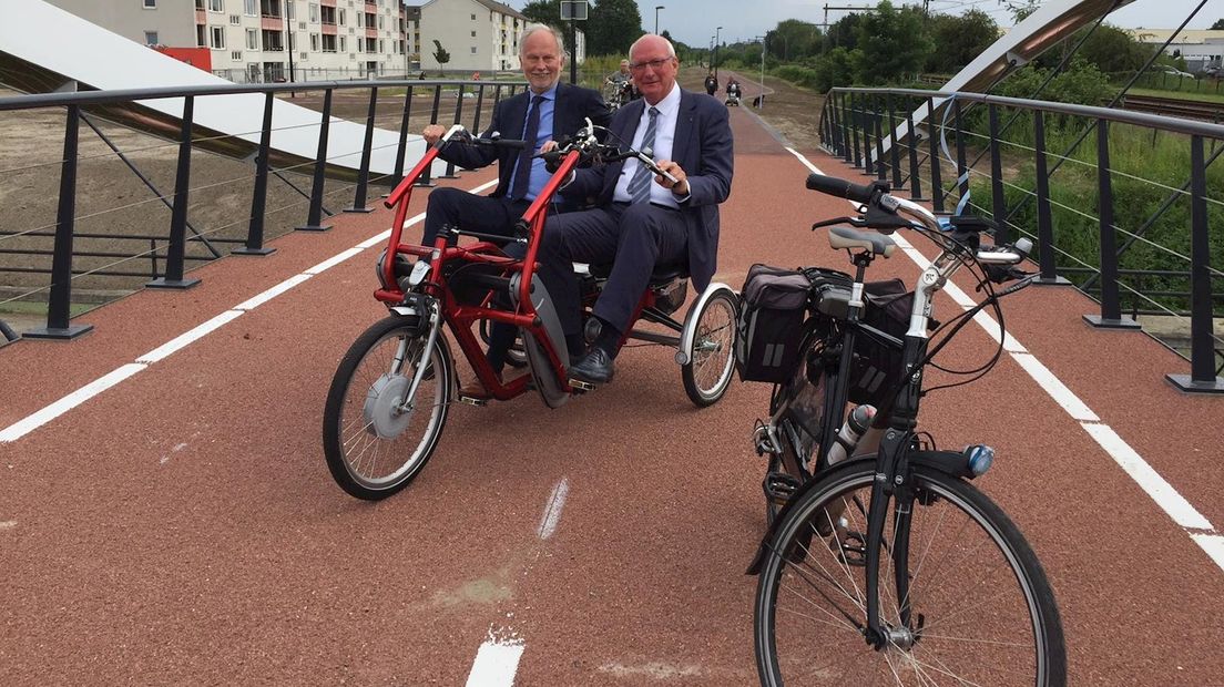 De wethouders Bron en Van Agteren op de fietsbrug