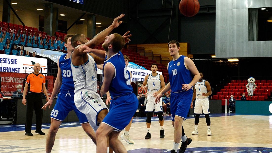 Juwann James namens Donar tegen Den Helder, eind maart