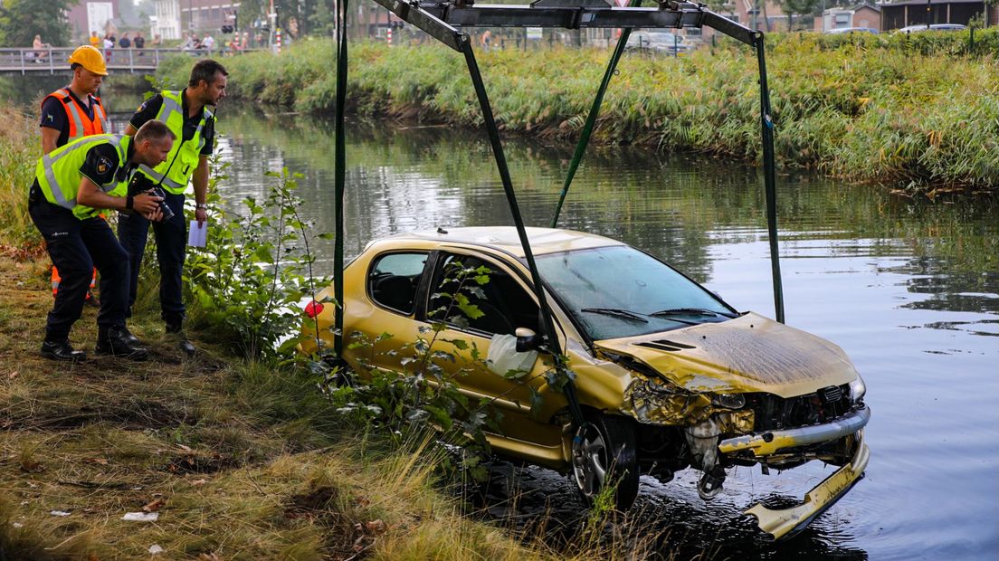 De politie onderzoekt het autowrak