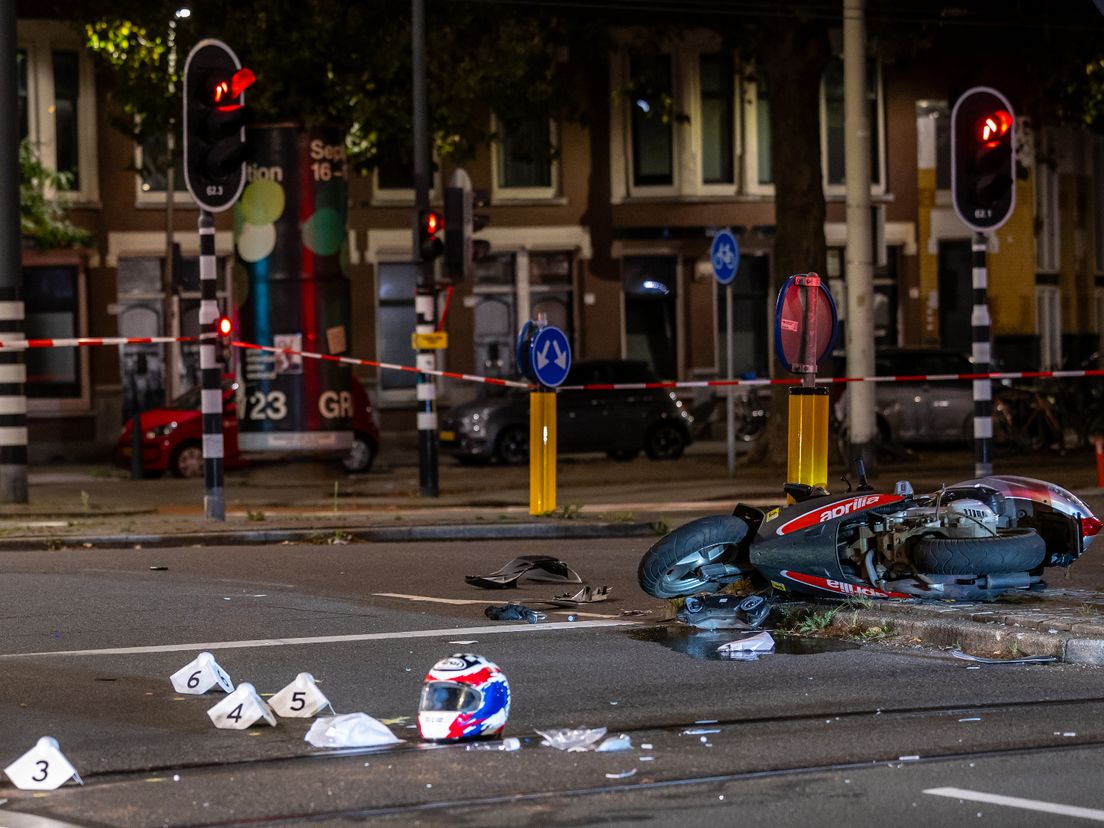 Een scooter werd op de Weena geschept door een auto.
