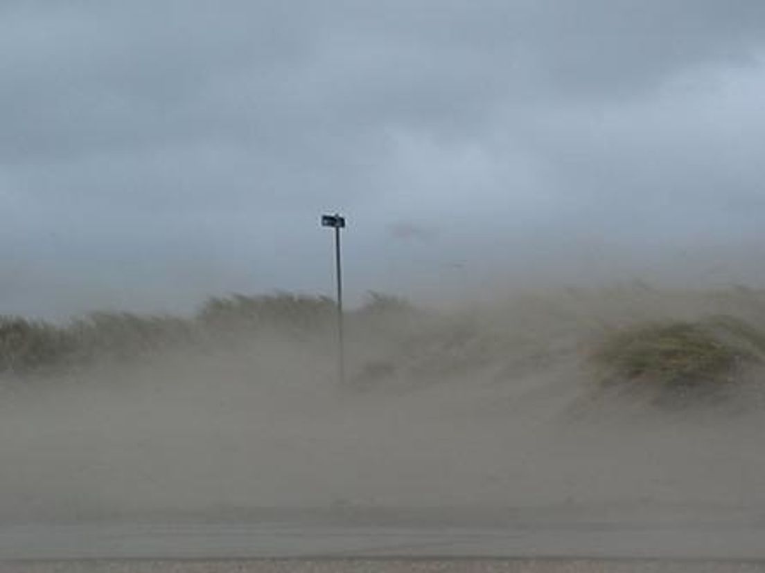 Storm op het strand (archieffoto)