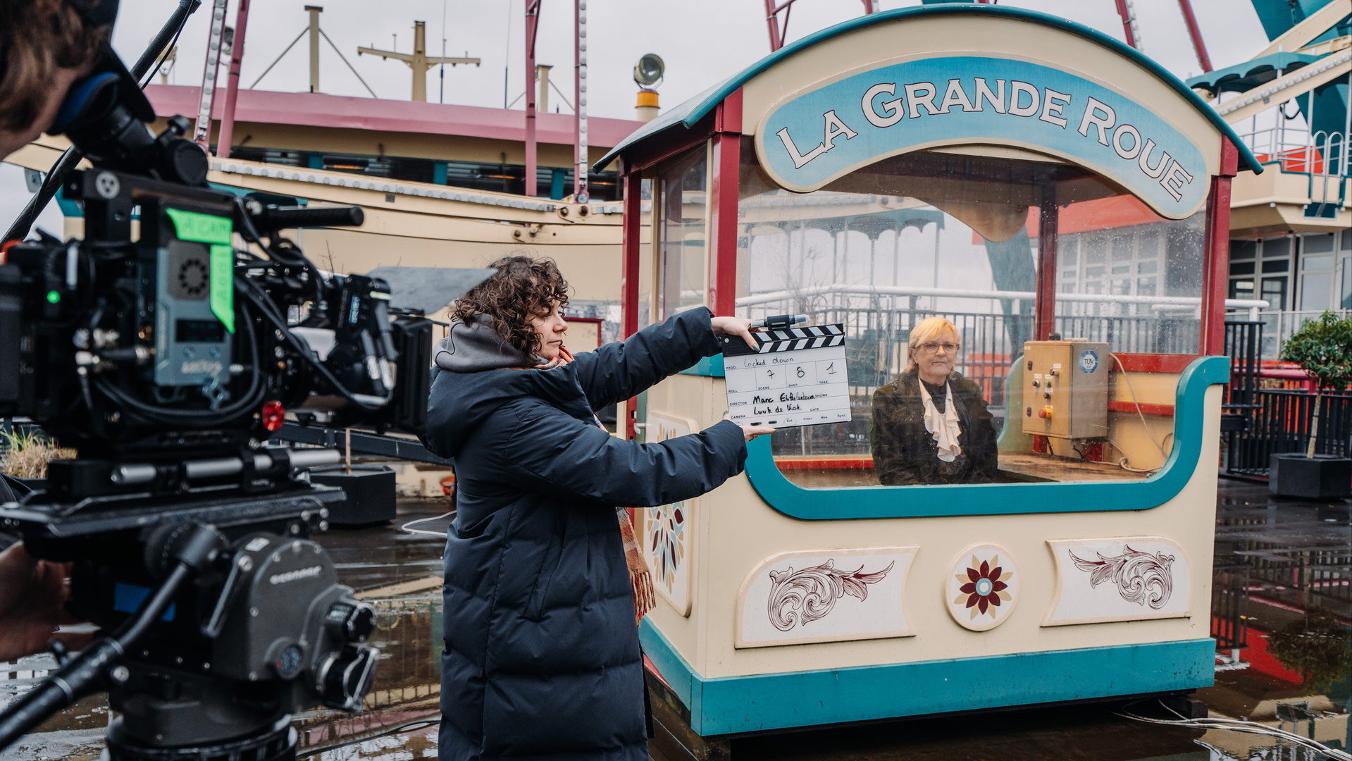De Rotterdamse actrice Loes Schnepper bij het reuzenrad.