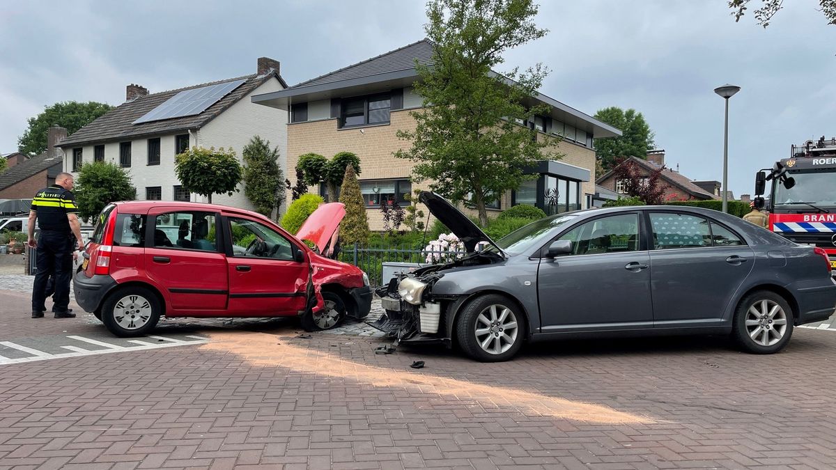 Gewonde en twee auto's total loss bij botsing Vlodrop