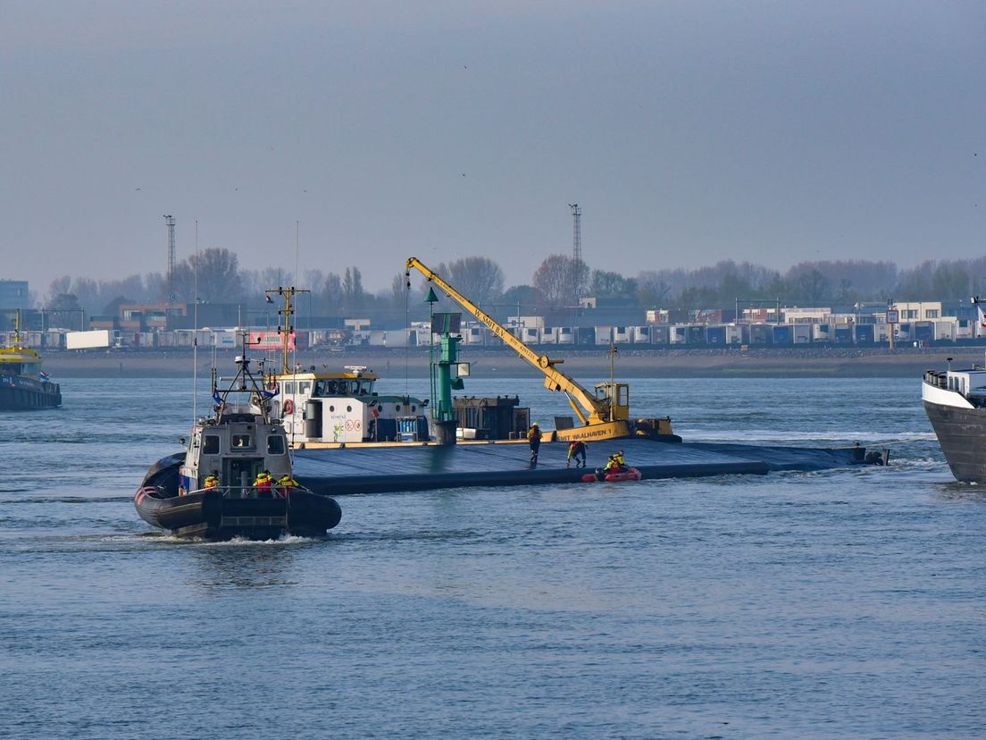 Het gekantelde binnenvaartschip in de Nieuwe Waterweg