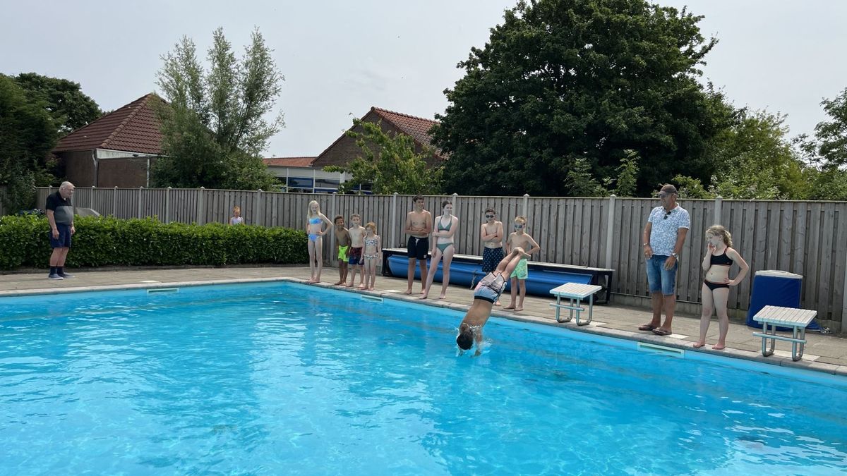 Met een plons en een duik buitenbad Wissenkerke feestelijk geopend: 'Het is echt lang geleden'