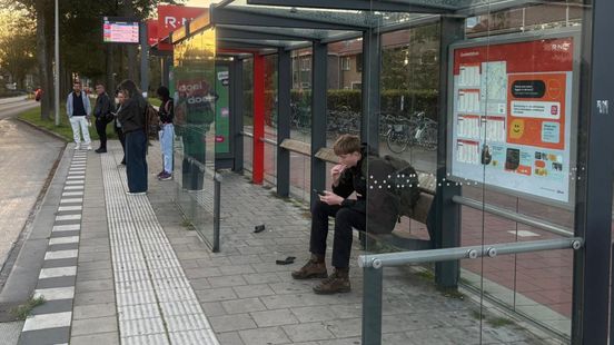 Nietsvermoedende mensen wachten tevergeefs op bus: 'Ik wist niet van ov-staking' Nieuws