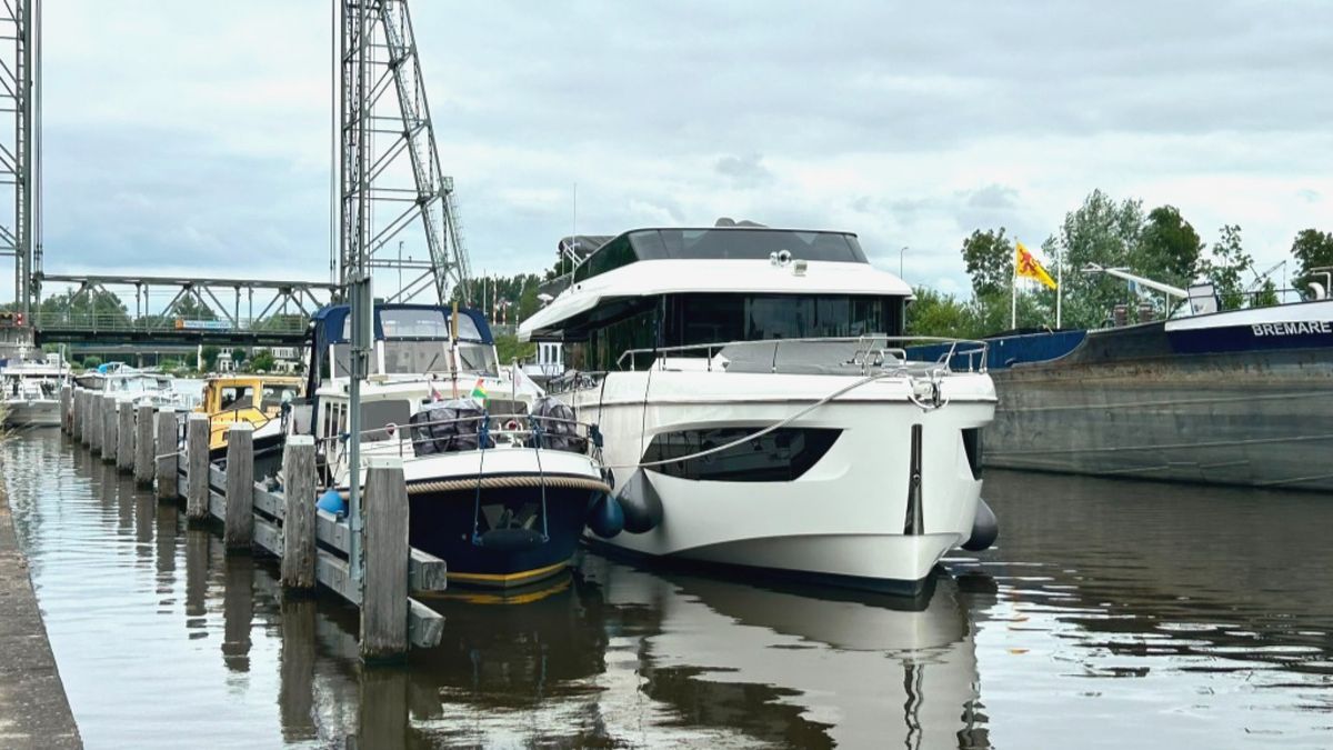 Tientallen boten liggen stil voor brug vanwege storing