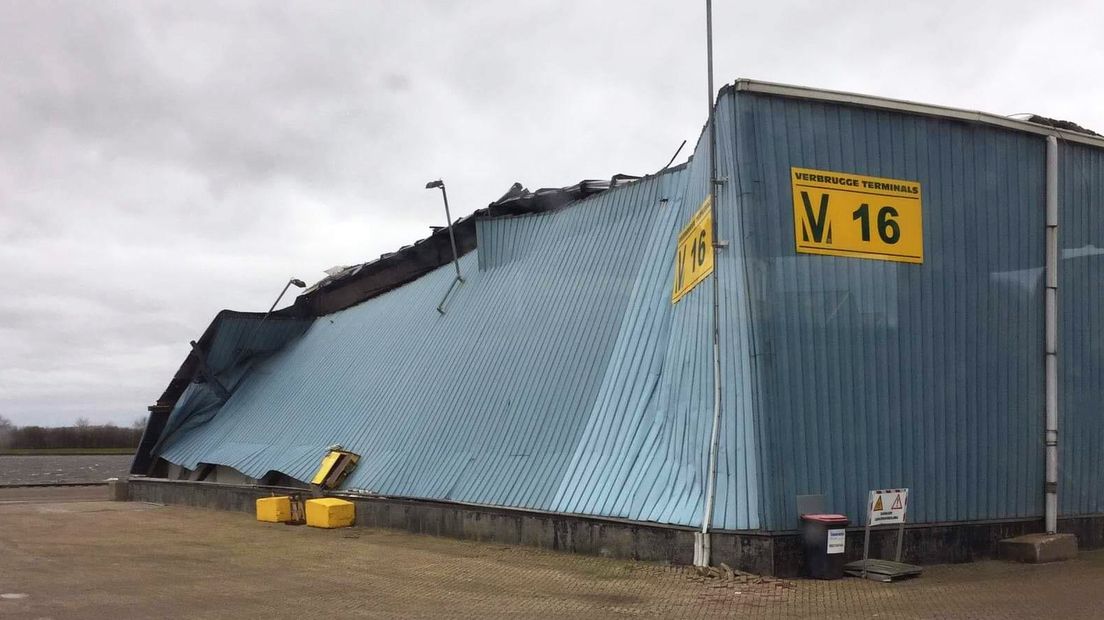 Kapot gewaaide loods bij Verbrugge Terminals in Terneuzen