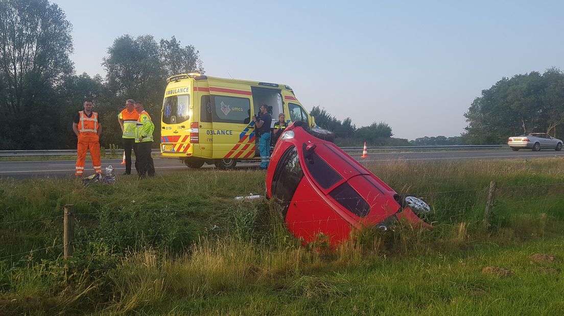 De auto raakte in de sloot (Rechten: Persbureau Meter)