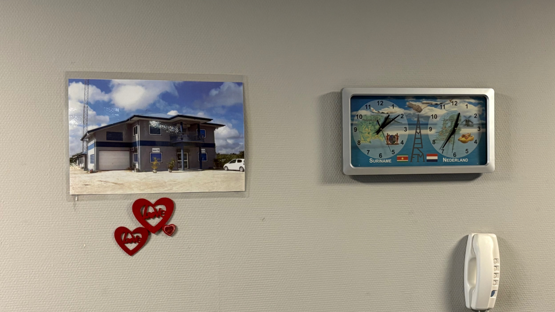 Het tijdsverschil tussen Suriname en Nederland wordt bij Amor FM nauw in de gaten gehouden, links een foto van het Amor-radiostation in Suriname