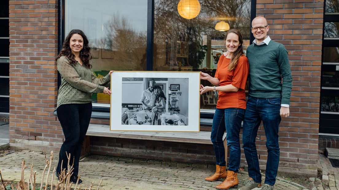 Fotograaf Vera (links) en Anne en Mats (rechts) met de prijswinnende foto