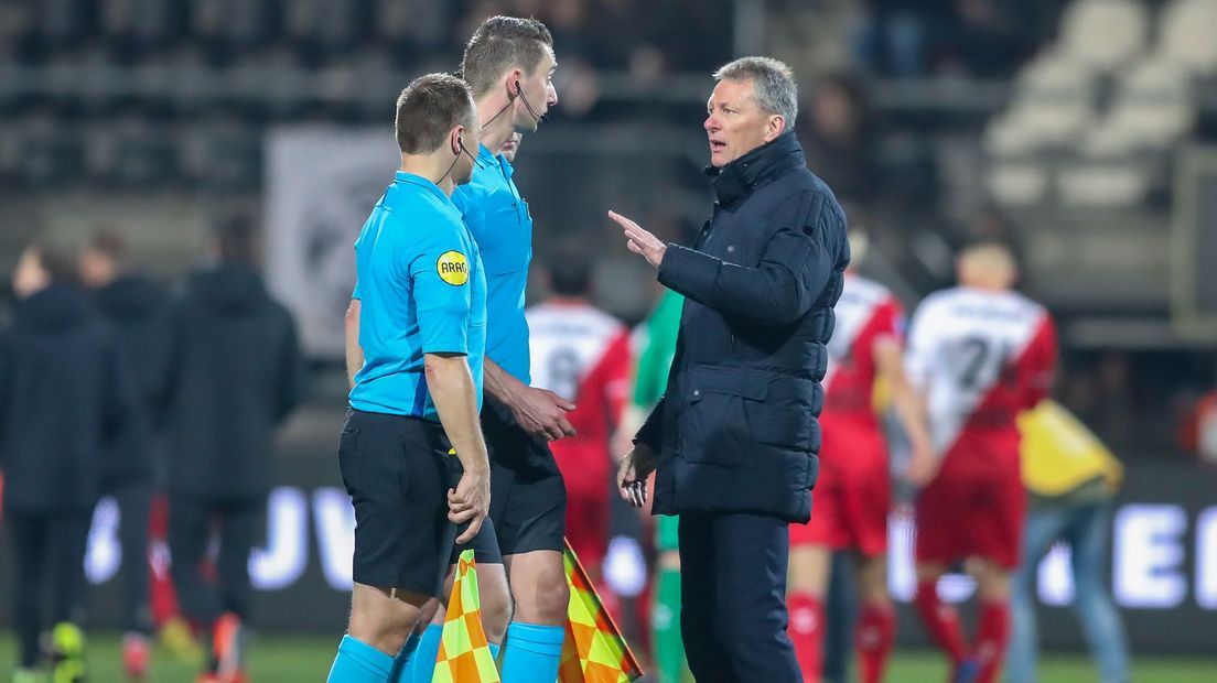 Scheidsrechter Bax speelde een hoofdrol bij Heracles-Utrecht in maart 2019