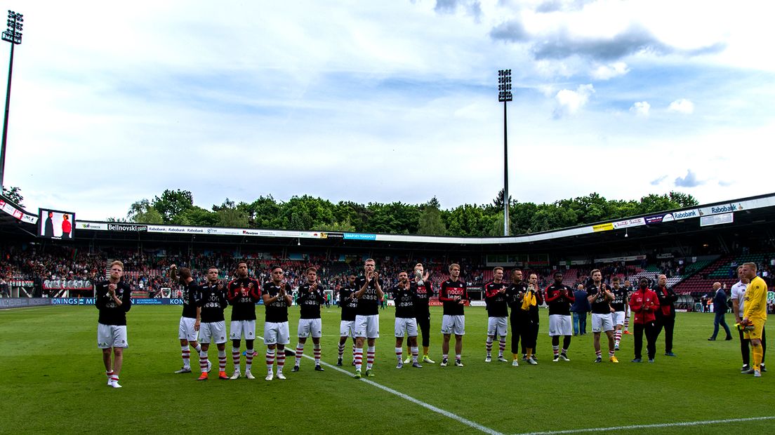De spelers van FC Emmen bedanken de meegereisde supporters. Het seizoen zit erop (Rechten: Roel Bos/sportfoto.org)