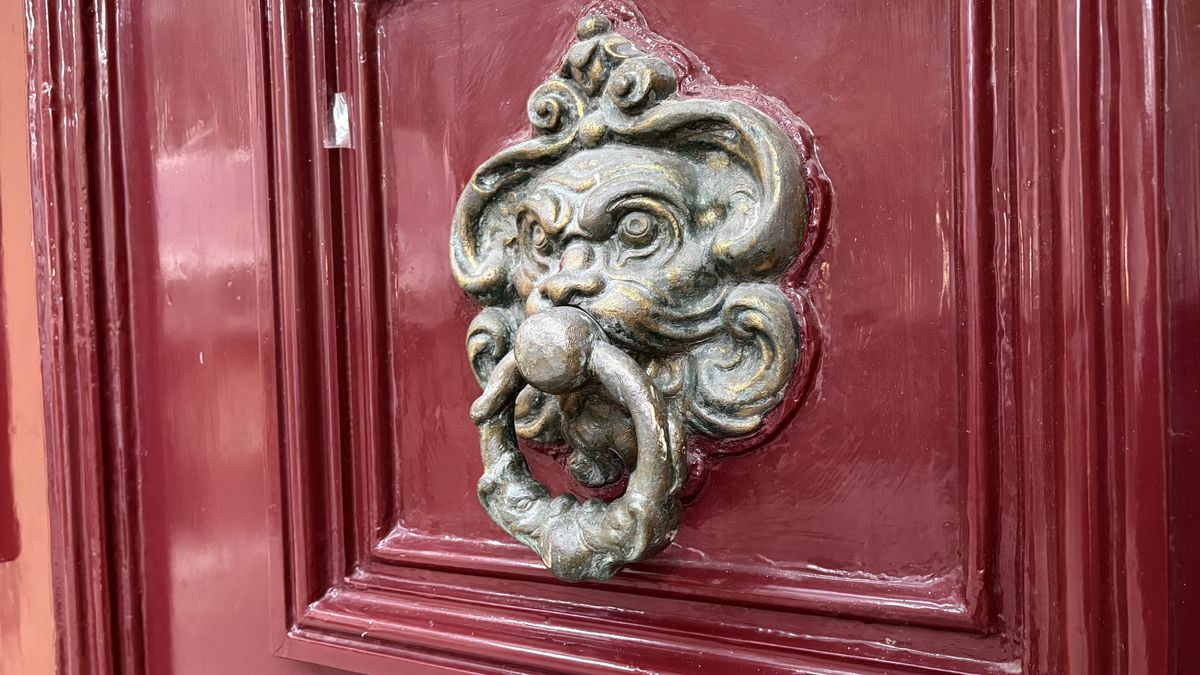 Eeuwenoude bronzen deurgreep terug bij Leeuwarder kerk