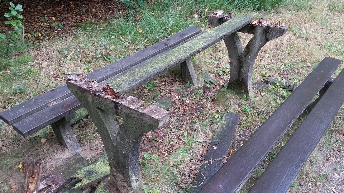 De vernielde tafel van het picknickbankje (Rechten: Liesbeth Koel/Twitter)