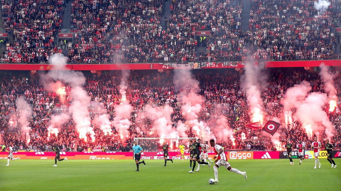 Vuurwerk op de tribunes tijdens Ajax-Feyenoord