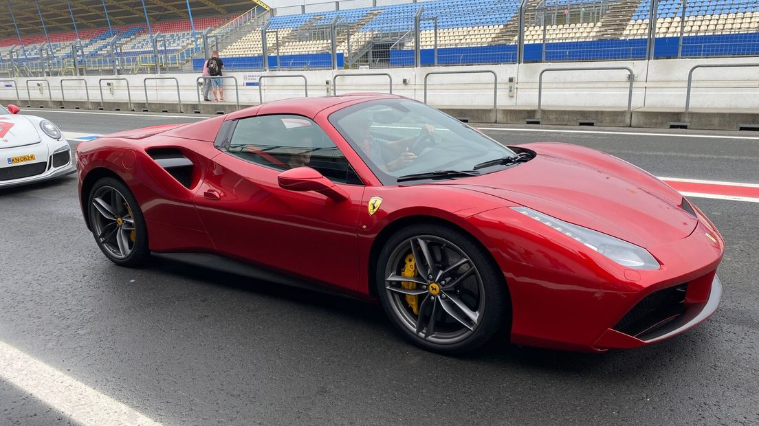 Ninthe Drenth mag een rondje maken in een Ferrari.