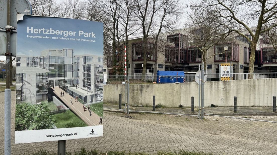 Het oude pand van Centraal Beheer in Apeldoorn wordt dichtgespijkerd.