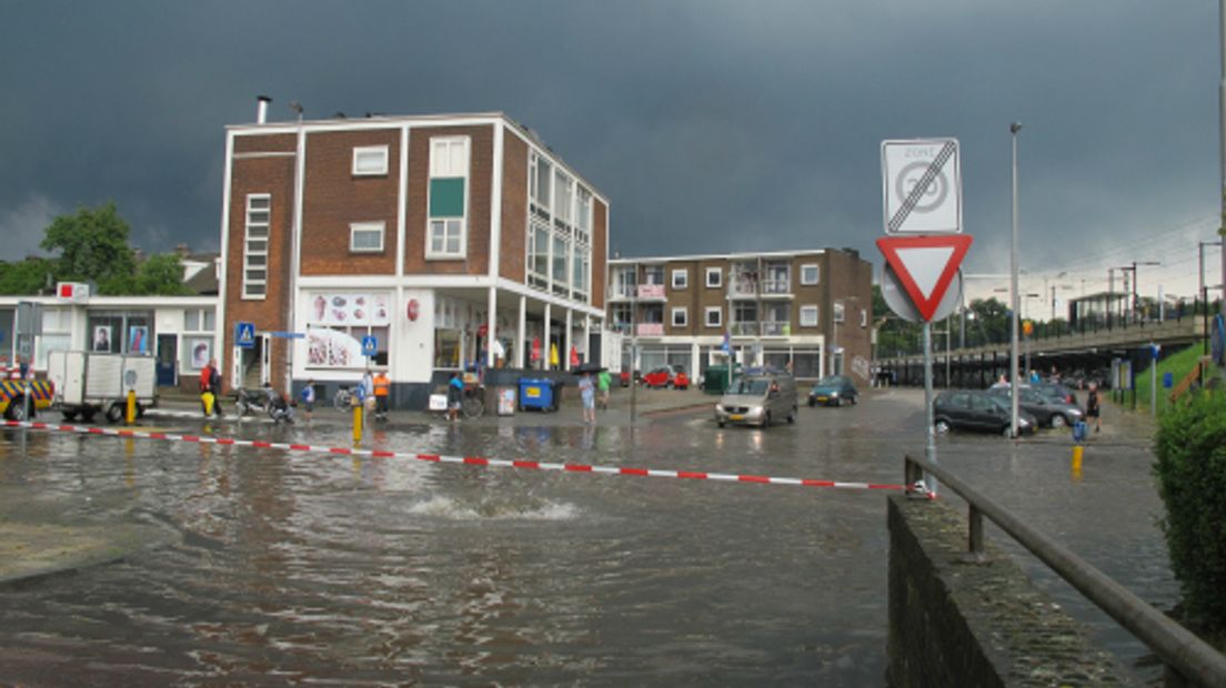 Veel gemeenten in Gelderland hebben de afgelopen jaren forse maatregelen genomen om het toenemende aantal hoosbuien op te vangen. Dat blijkt uit onderzoek van Stichting RIONED uit Ede.