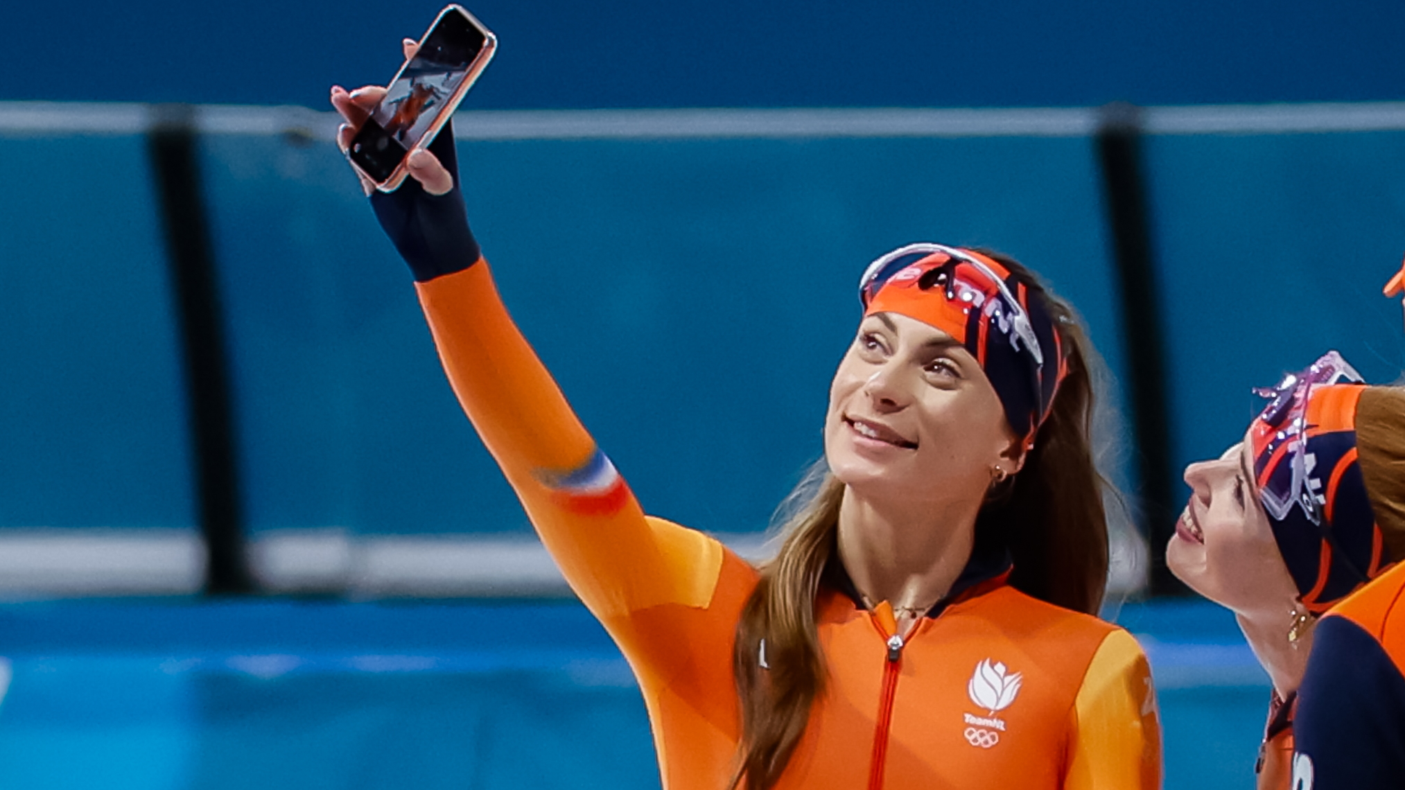 Friezinnen Femke Kok en Antoinette Rijpma-de Jong meitsje in selfie yn it Milano Speed Skating Stadium