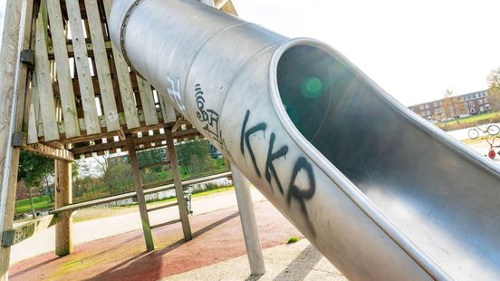 Hakenkruizen in speeltuin, politie zoekt dader