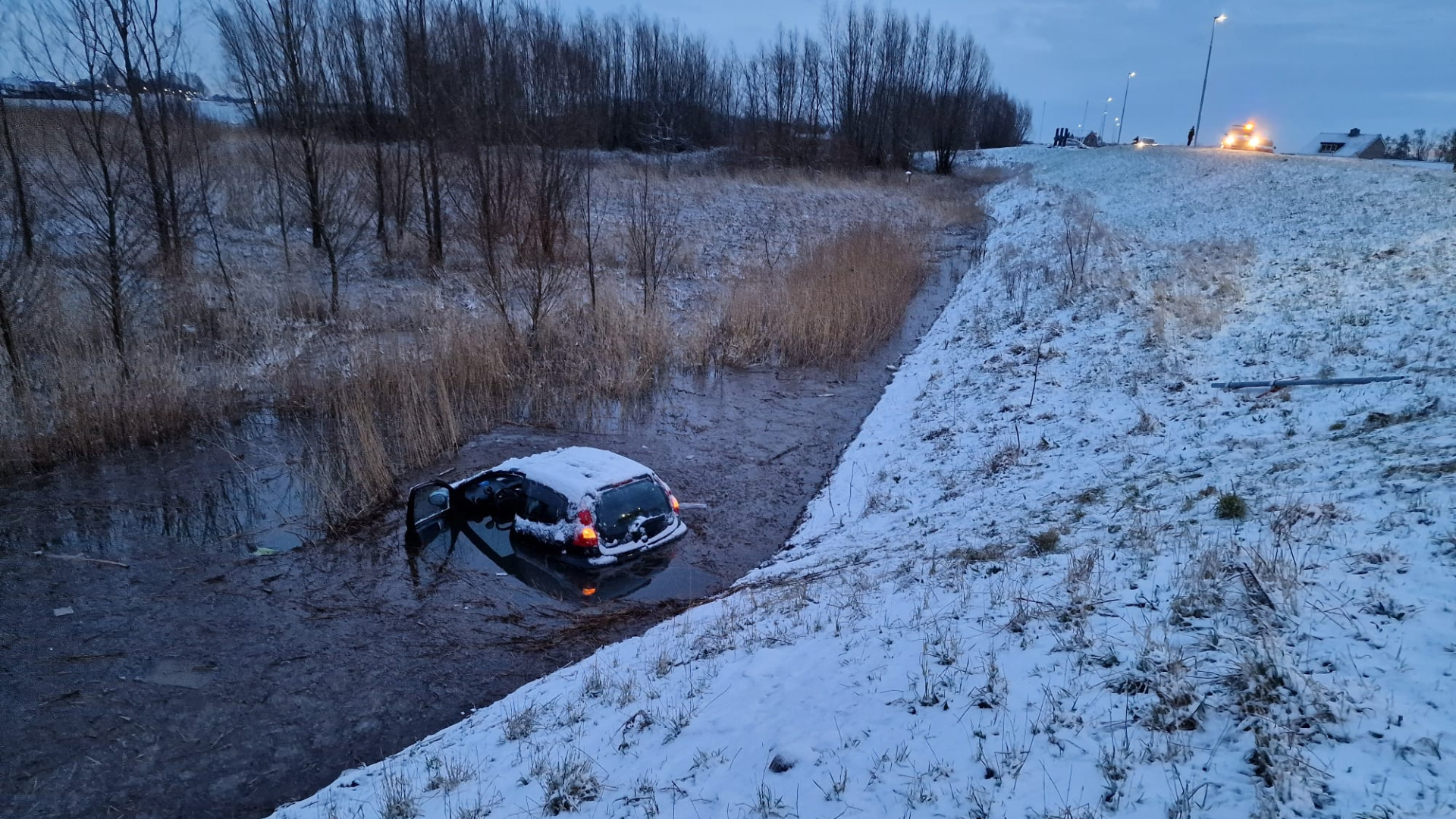 Automobilist rijdt sloot in en wordt gered door voorbijganger Rijnmond