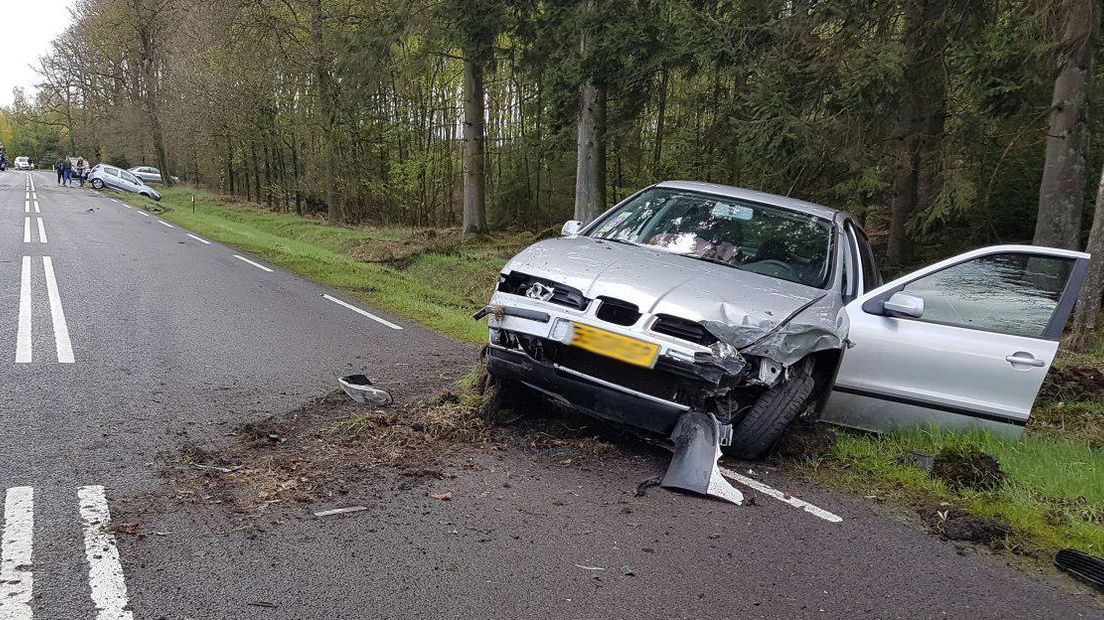 Een van de beschadigde auto's (Rechten: Persbureau Meter)