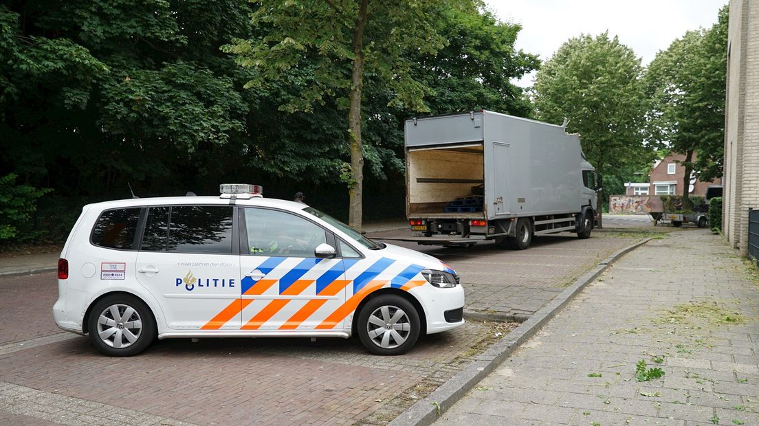 Vrachtwagen ramt viaduct in Deventer