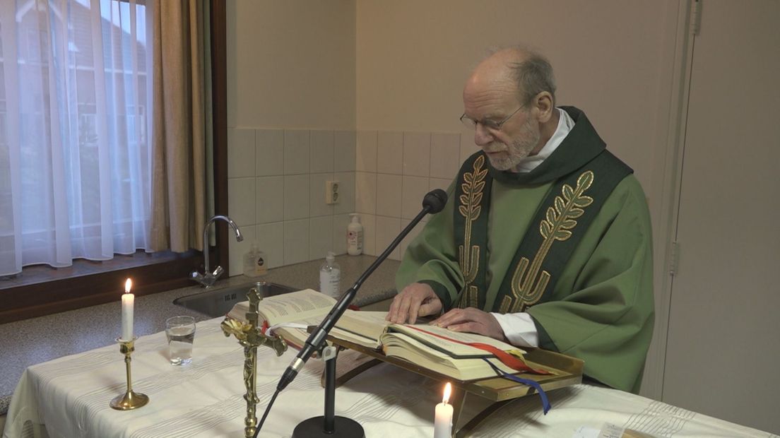 Kerk Lettele houdt heilige mis noodgedwongen in keuken: ‘Doet denken aan de oorlog’