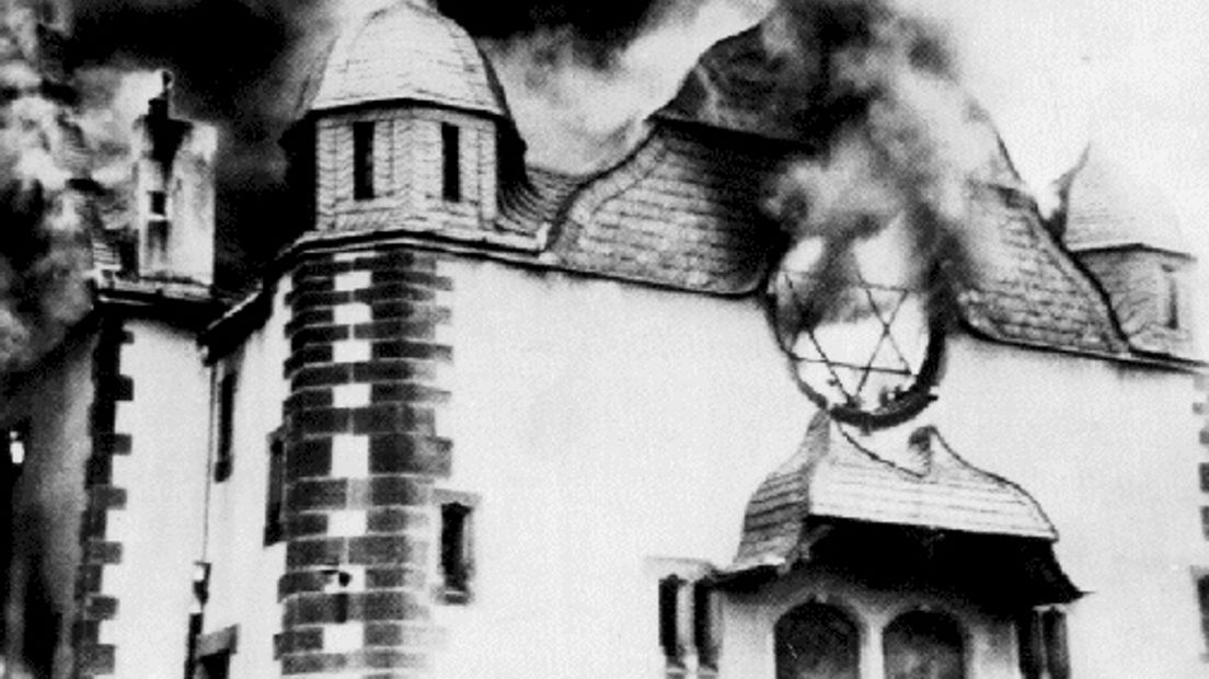 Brandende synagoge tijdens kristallnacht