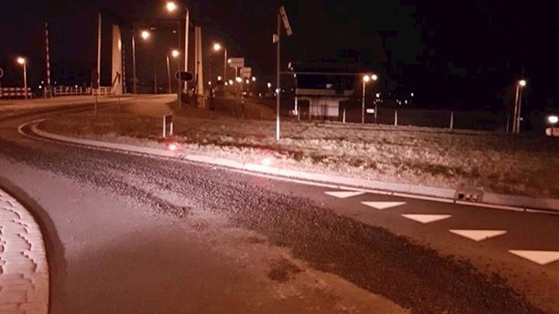 Vrachtwagen verliest lading asfalt in Kampen