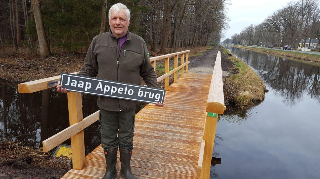 Jaap Appelo op 'zijn' brug (Rechten: RTV Drenthe/Dylan de Lange)