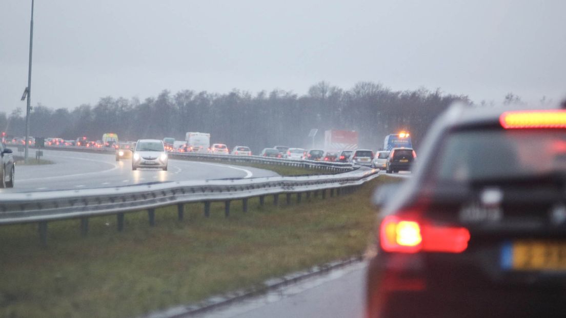 Door een vrachtwagenbrand bij Leek ontstond er een file op de A7.