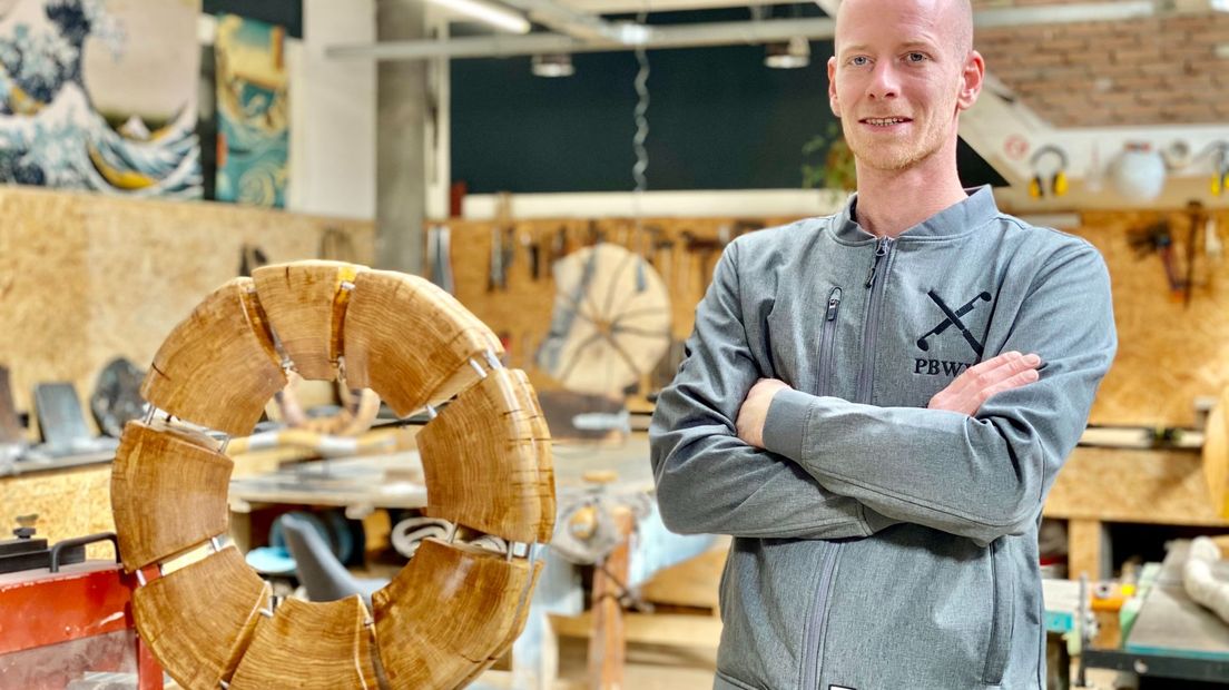 Peter Kroeze in zijn nieuwe werkplaats