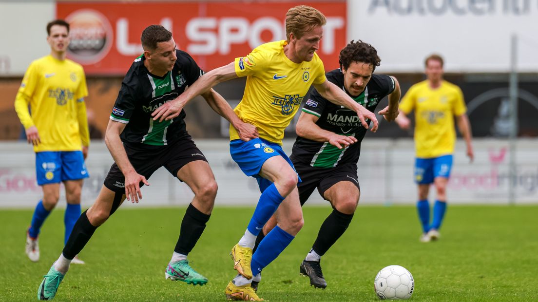 FC Lisse-speler Jaap Zwetsloot is er met de bal vandoor