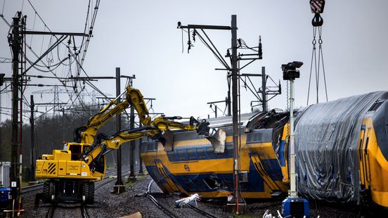 Twee treinstellen van ongeluk in Voorschoten worden dinsdag via spoor afgevoerd. Twee treinstellen van ongeluk in Voorschoten worden dinsdag via spoor afgevoerd.