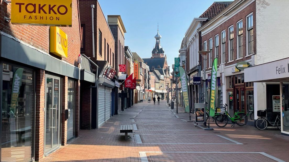 Een verlaten winkelstraat in Winschoten in de zomer van 2020