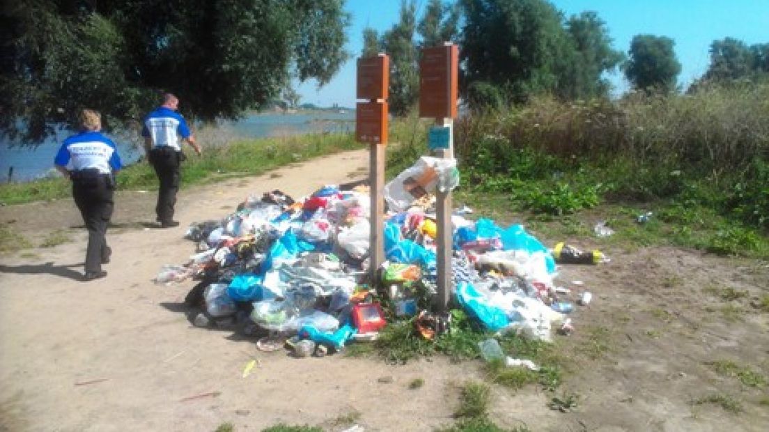 Bezoekers van de Waalstranden bij Nijmegen: ruim je rotzooi op!