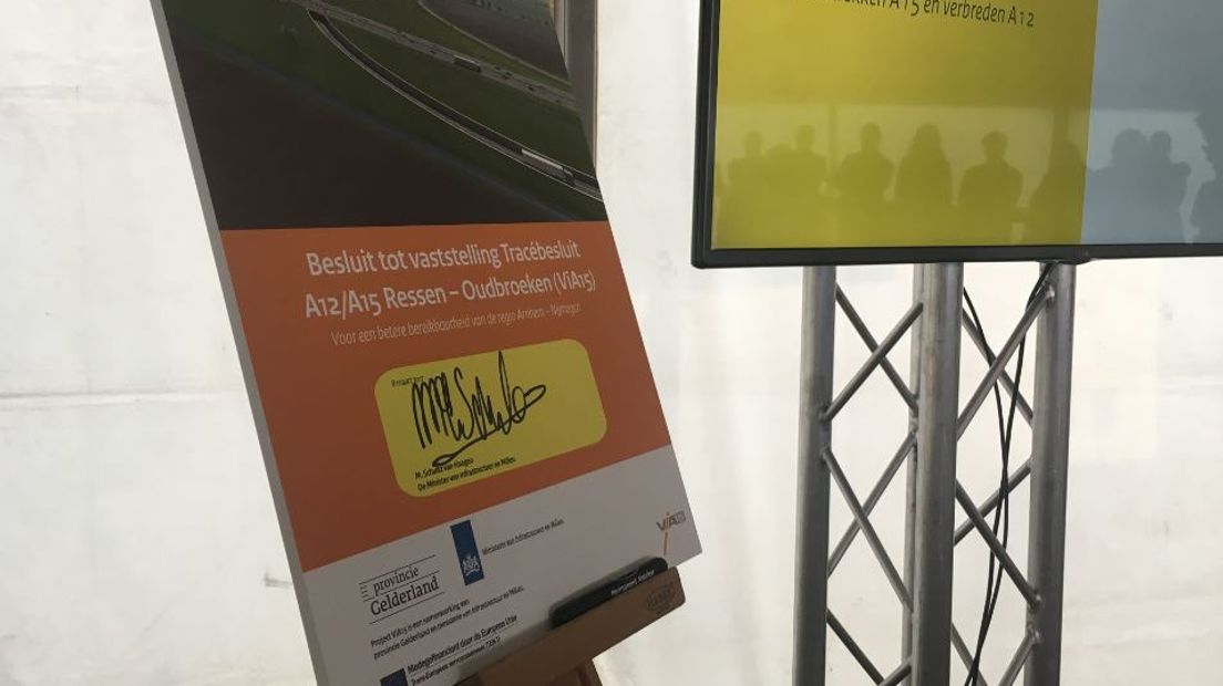 Een belangrijk moment voor de toekomstige doortrekking van de A15: minister Schultz van Haegen van Infrastructuur en Milieu heeft woensdag haar handtekening onder het tracébesluit gezet. Ze deed dit in Groessen in het bijzijn van bestuurders van alle betrokken gemeenten en enkele omwonenden.