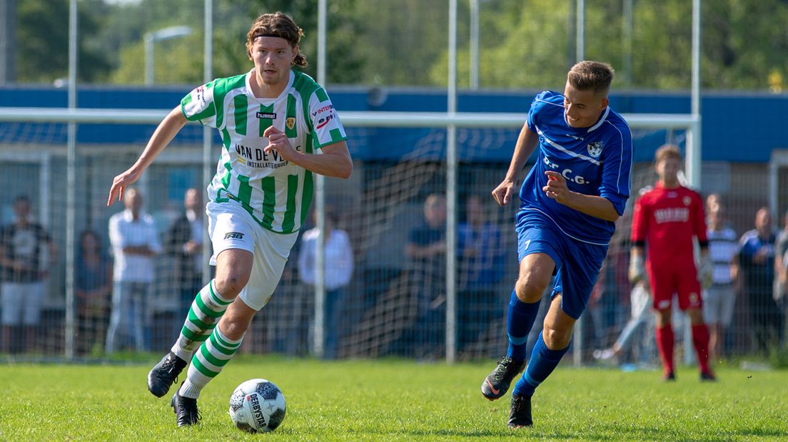 Jeroen de Jonge van Kloetinge (l) aan de bal. Perry Bek van SSV'65 in de achtervolging