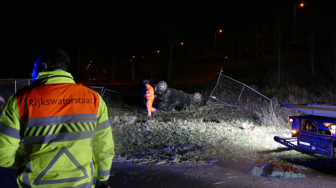 De auto kwam op een aantal bouwhekken terecht