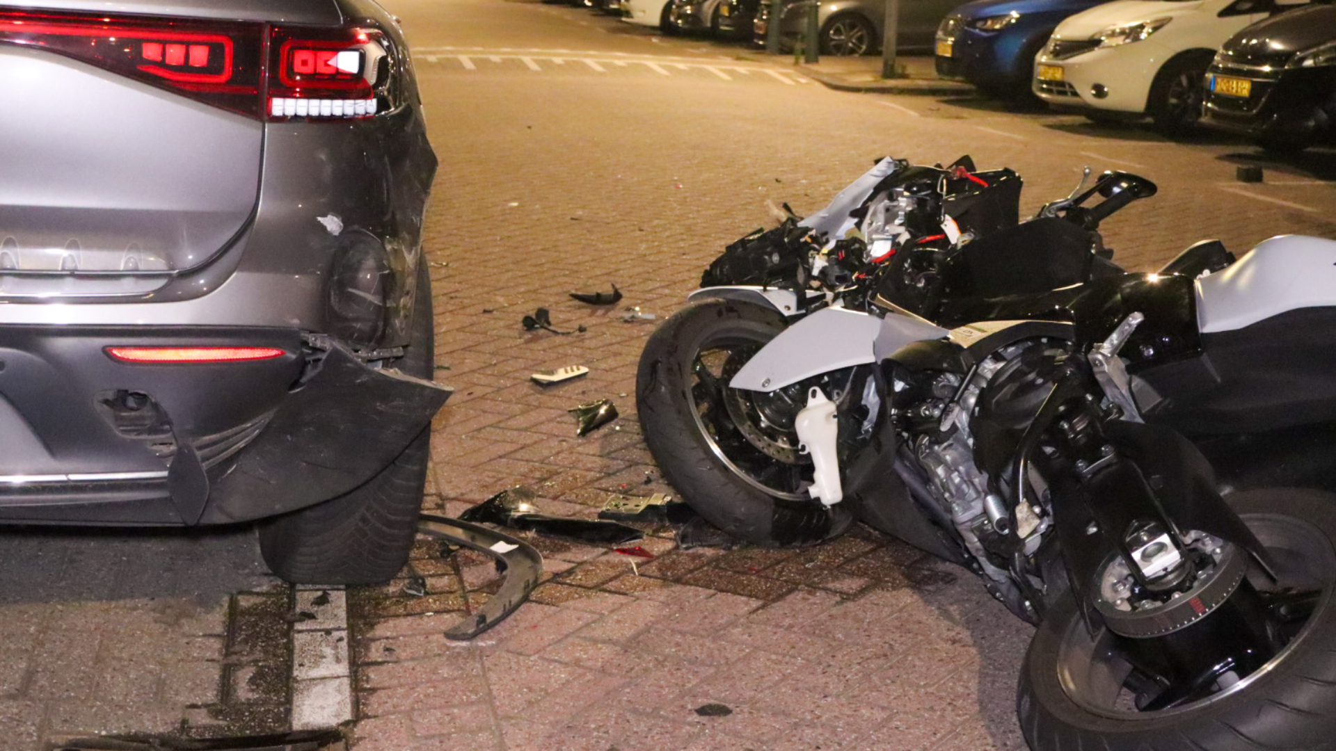 De politie is nog op zoek naar de bestuurder, want die ging er na het ongeluk vandoor.