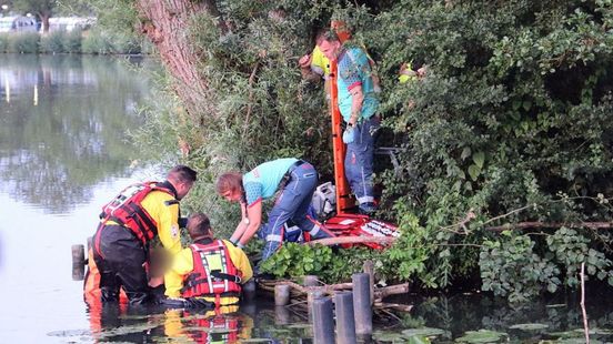 Brandweer redt drenkeling • gewonden bij motorongeluk. Brandweer redt drenkeling • gewonden bij motorongeluk.
