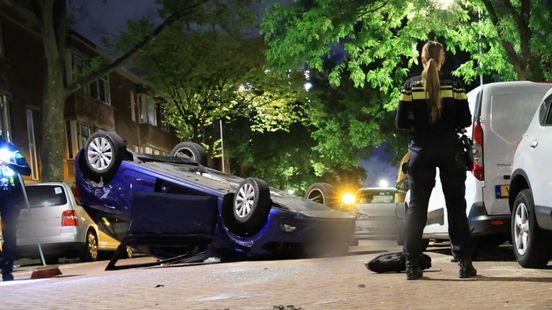 Auto belandt ondersteboven bij ongeluk. Auto belandt ondersteboven bij ongeluk.