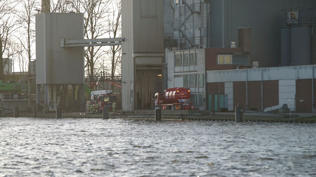 Brandweer rukt uit voor brandmelding bij ForFarmers in Deventer