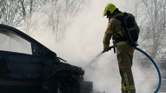 Auto in brand op A18 • accu's ontvlammen weer