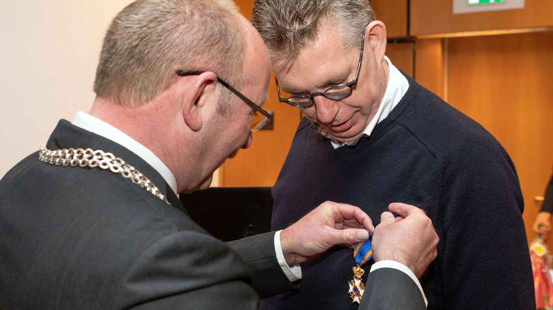 Burgemeester Klaas Smid speldt het lintje op