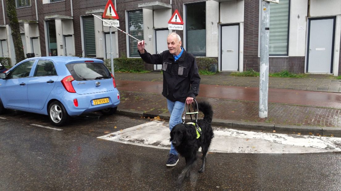 Jack Duijzer met zijn blindengeleidehond Bruce