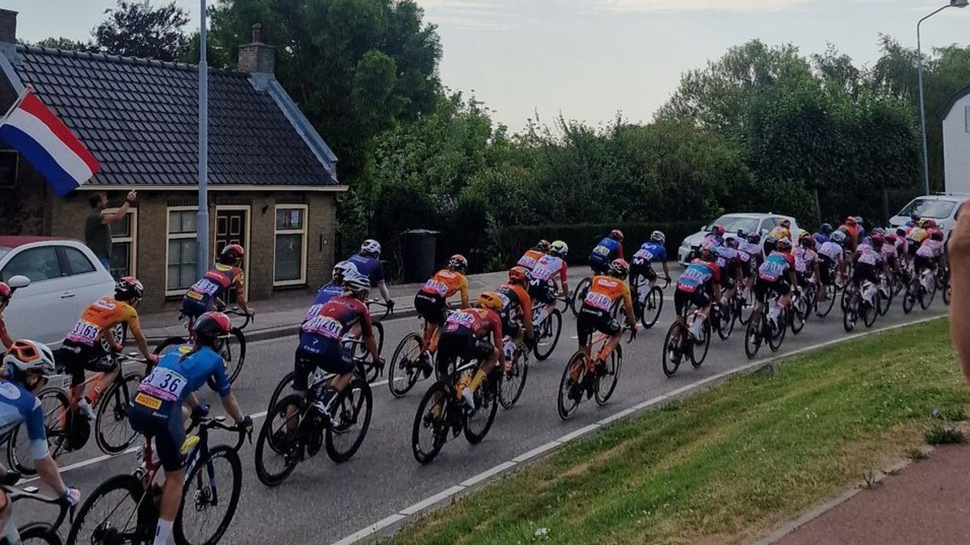 De rensters reden via Kinderdijk door Alblasserdam